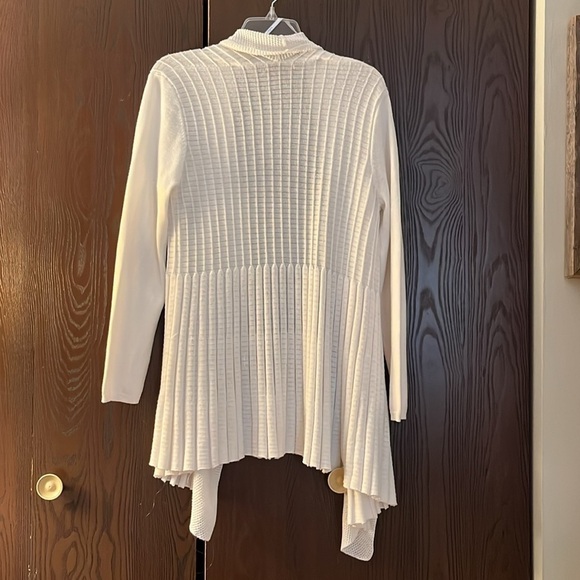 Belldini white sweater. Shorter in the back and longer in front. Size XL - Picture 5 of 7